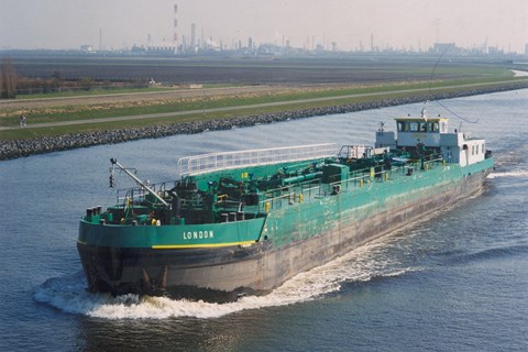 MTS "London" : the first DOUBLE HULL bunker barge even built !