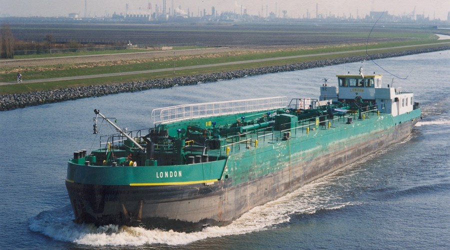MTS "London" : the first DOUBLE HULL bunker barge even built !