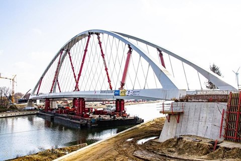 Positioning of new bridge of 2700 tonnes ( Beringen, Belgium)