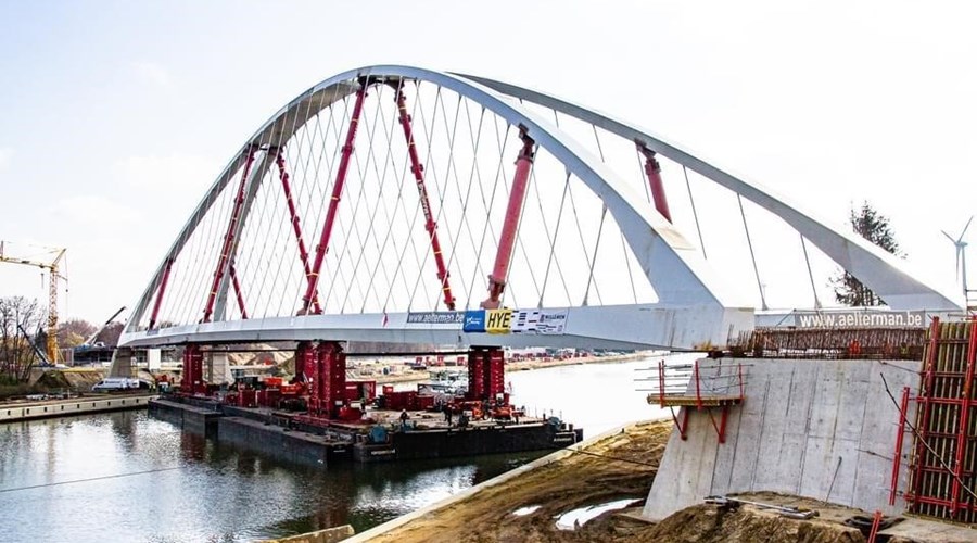 Positioning of new bridge of 2700 tonnes ( Beringen, Belgium)